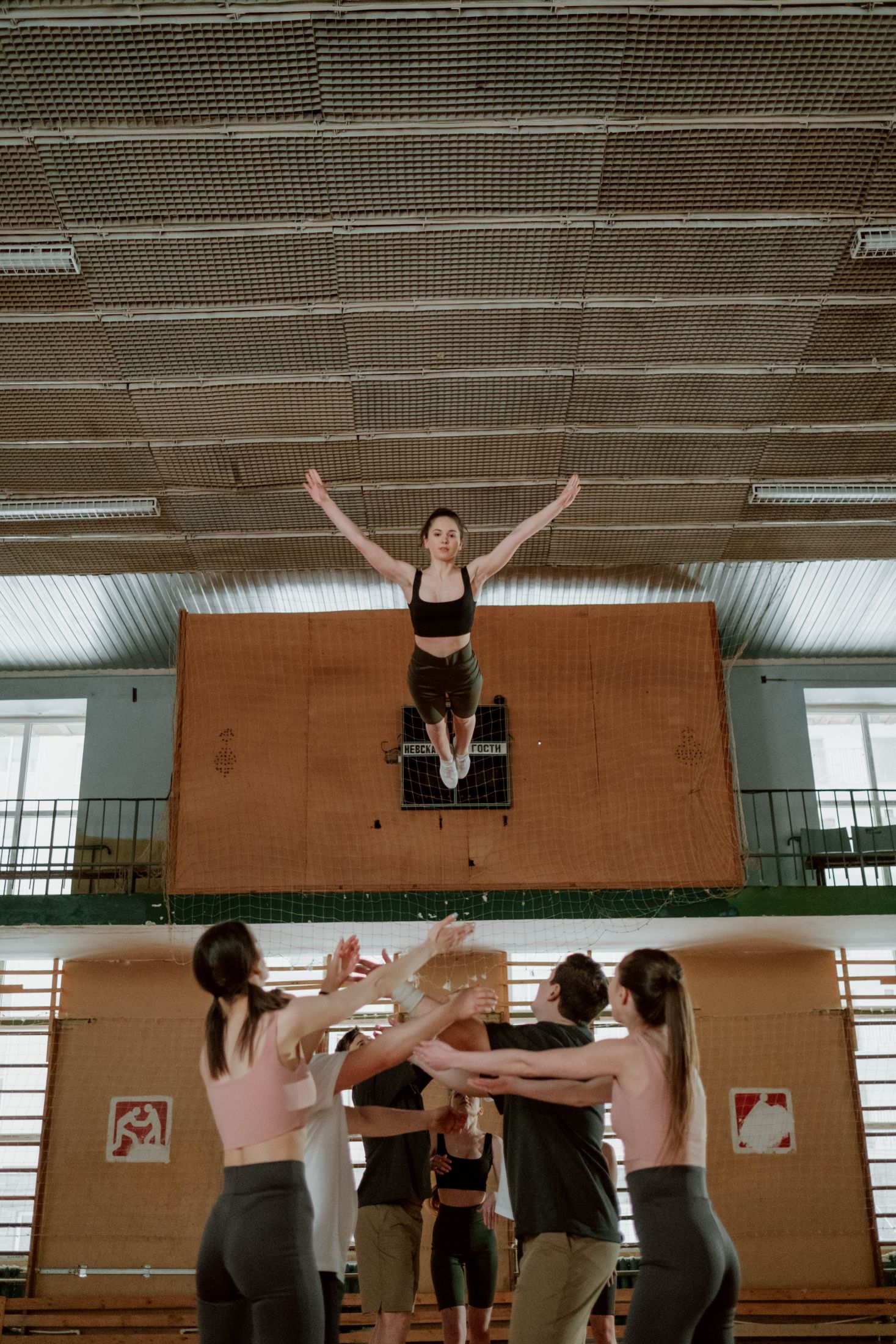 cheerleader entrenando y volando por los aires